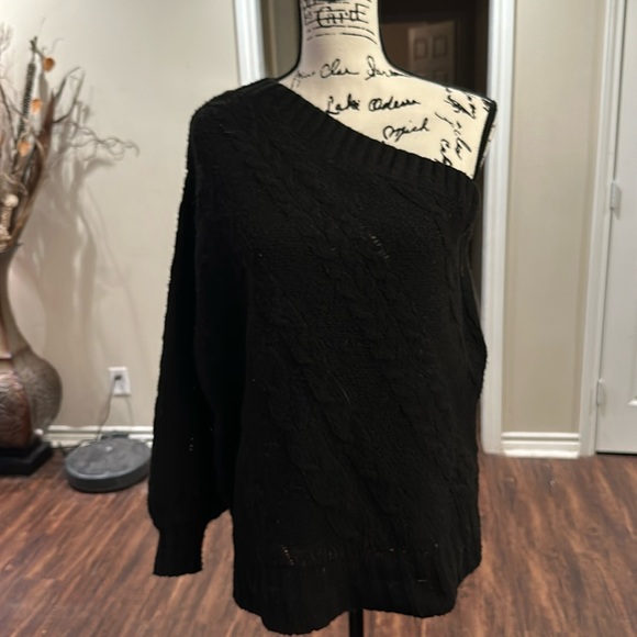 Adorable one shoulder sweater - Picture 1 of 2